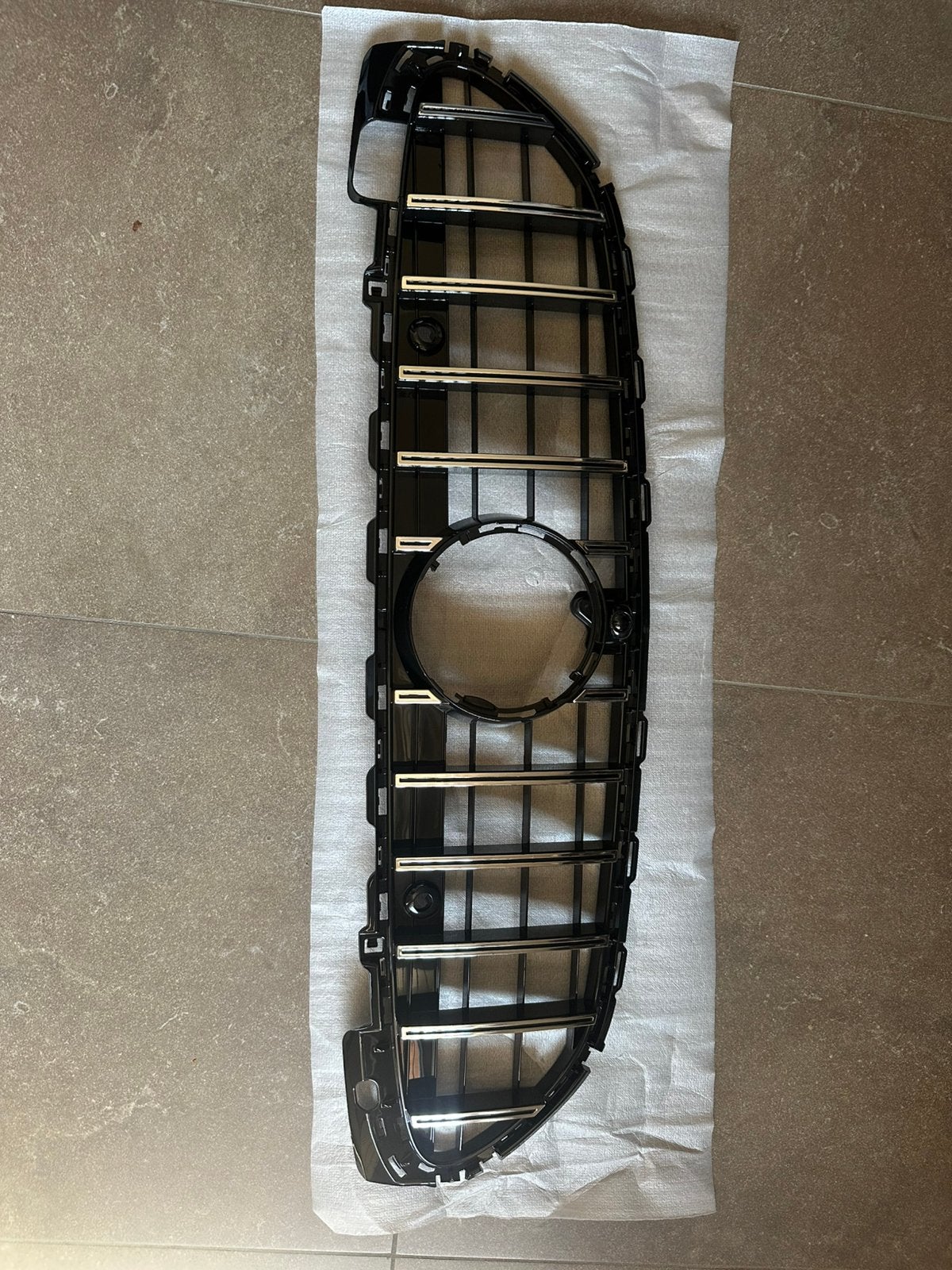 Calandre panamericana Mercedes c w206 clipse cassé, Enlèvement