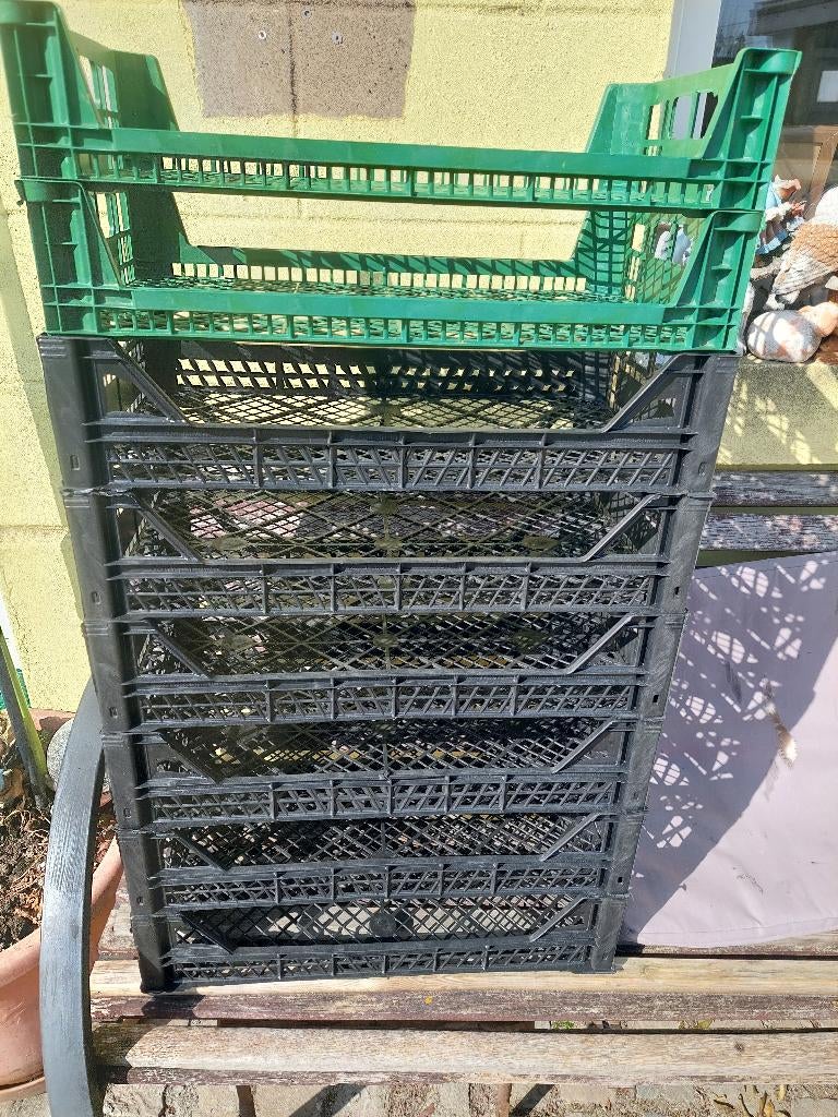 Caisse plastique empilable  30x50 cm hauteur 11 cm bon état, Enlèvement