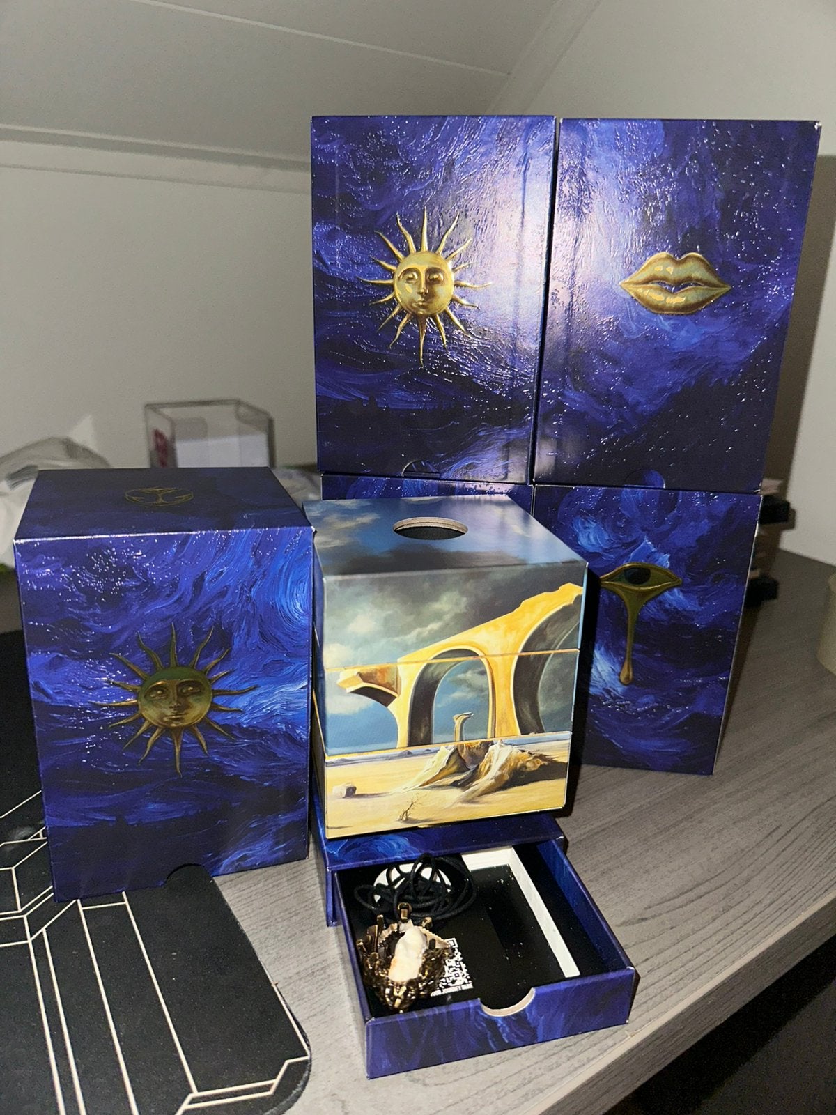 Tomorrowland Box + Necklace ( No Bracelets), Enlèvement ou Envoi