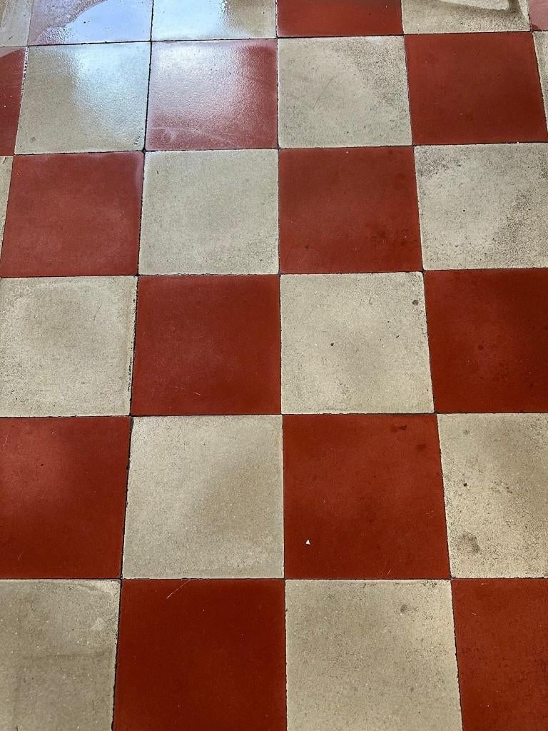 Antieke cementtegel met dambordpatroon, Ophalen