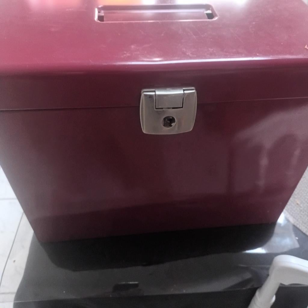 1 Boîte rangement  Outillages et autre L 37CM H28CM, Enlèvement