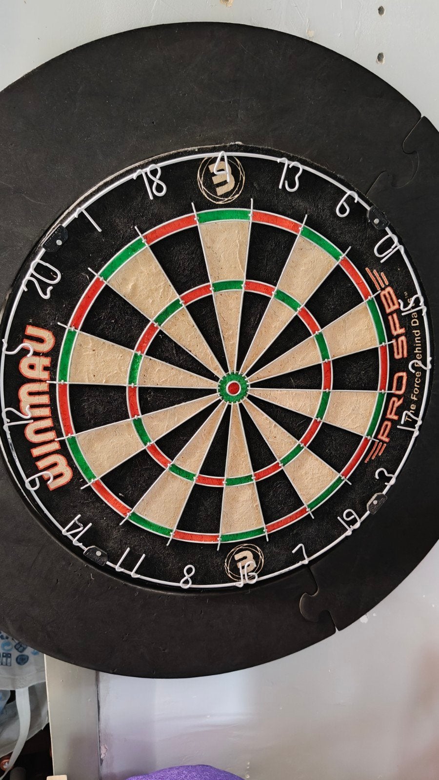 Winmau dartbord + omranding, Sport en Fitness, Ophalen, Dartbord