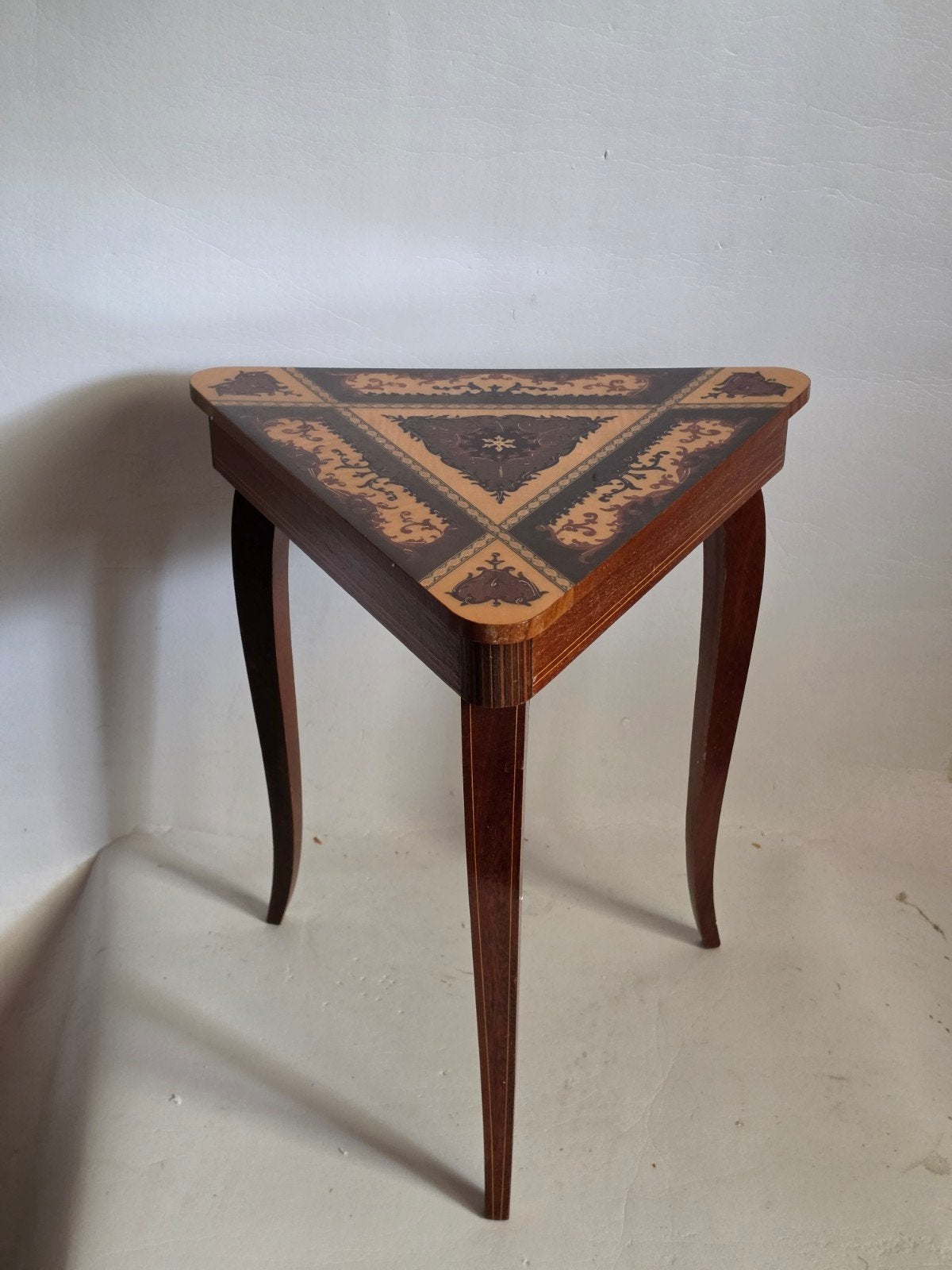 Elegant triangular music table with marquetry, Antiquités & Art, Enlèvement