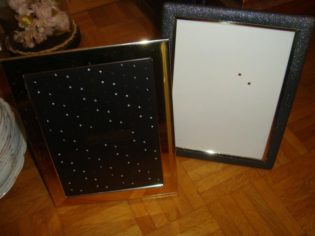 2 Fotokaders., Enlèvement