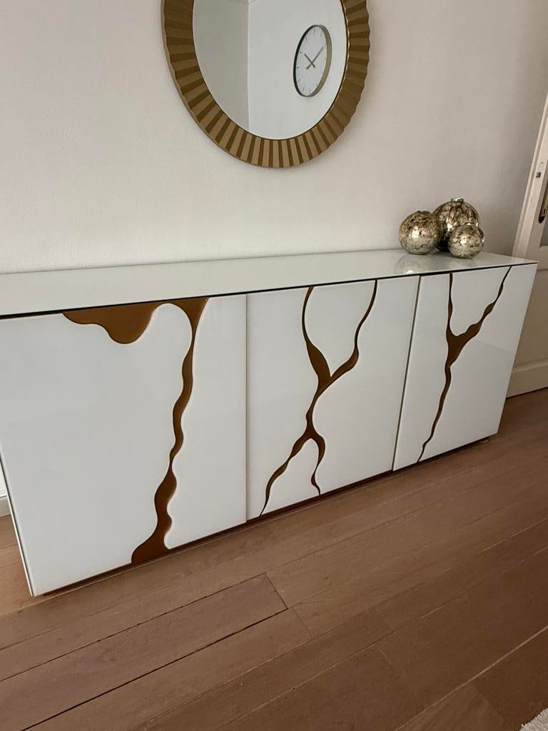 Witte dressoir met mooie gouden tekens, Huis en Inrichting, Ophalen, Zo goed als nieuw, 25 tot 50 cm, 200 cm of meer