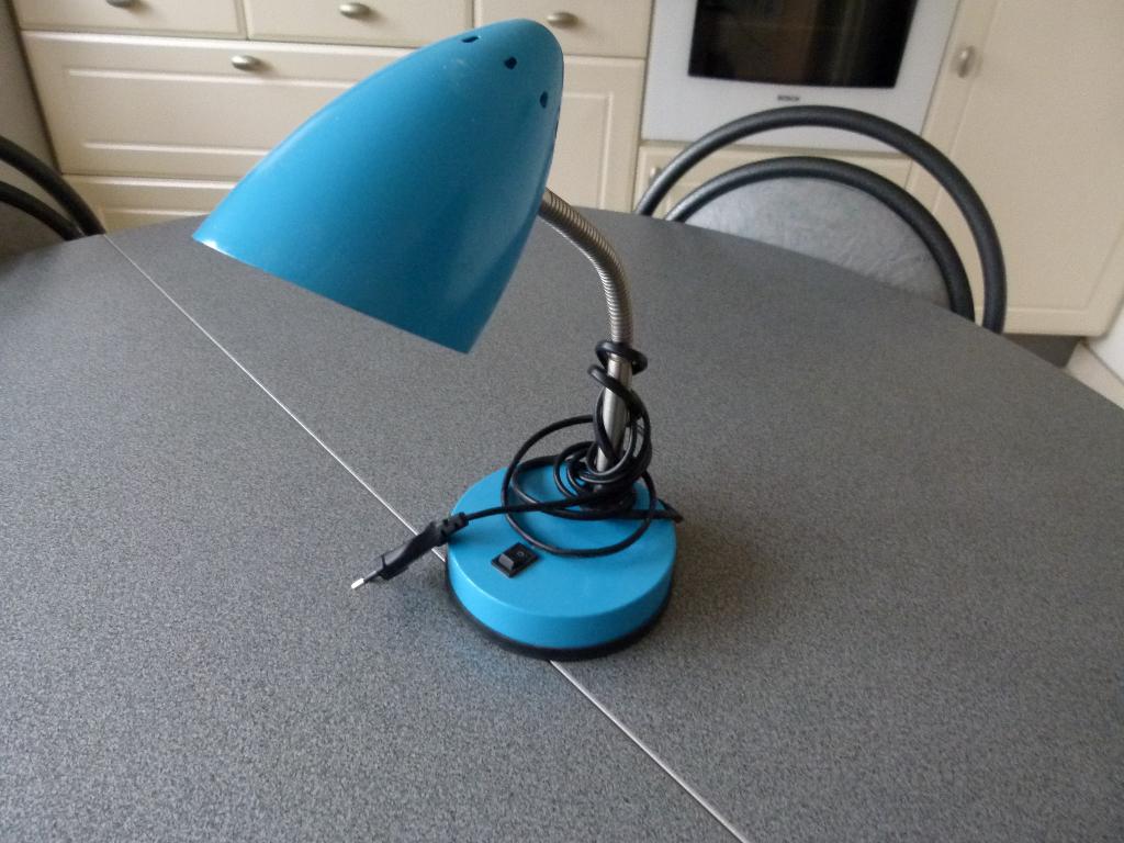 Lampe de bureau de table lire l'annonce, Huis en Inrichting, Lampen | Vloerlampen, Ophalen