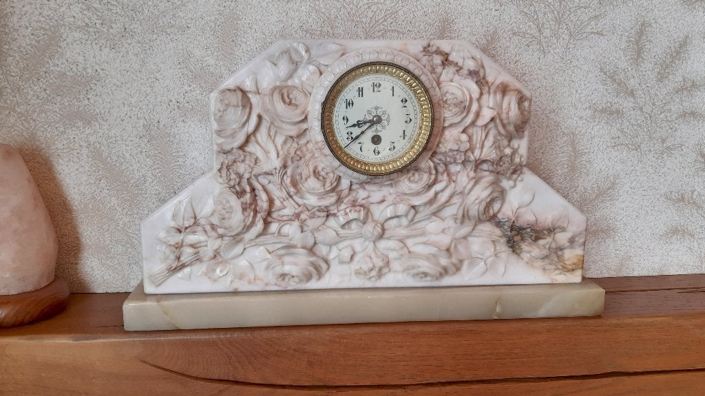 Horloge sculptee en marbre début 20ème siècle, Antiquités & Art, Autres styles, Autres sujets, 50 - 100 cm, Enlèvement