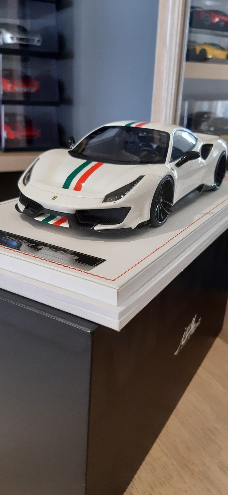 Ferrari 488 pista ivy model merit 1/18ème, Ophalen of Verzenden, Nieuw, Auto, Overige merken