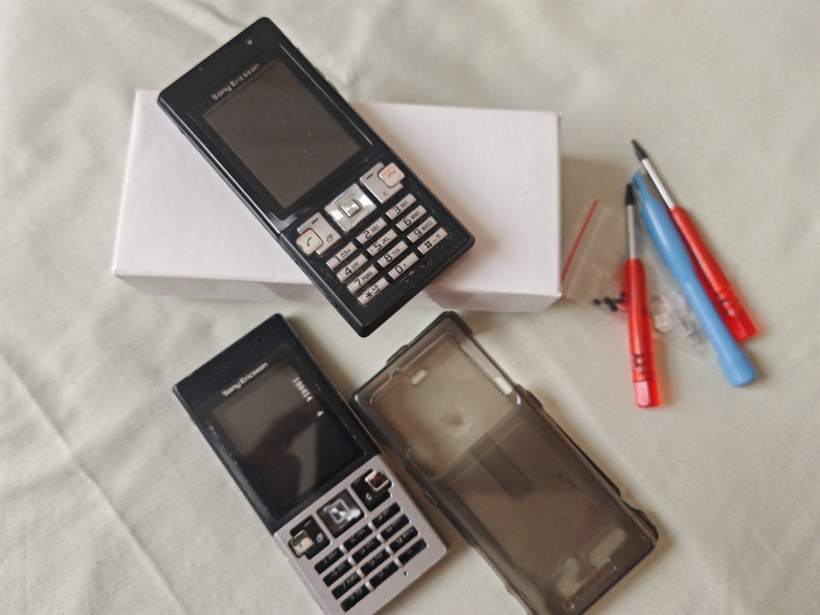 Ericsson T700 + Coque + Kit d'outils de réparation, Enlèvement