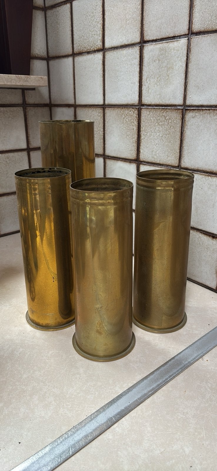 Set van 4 originele militaire messing hulzen 1909 t/m 1942, Enlèvement