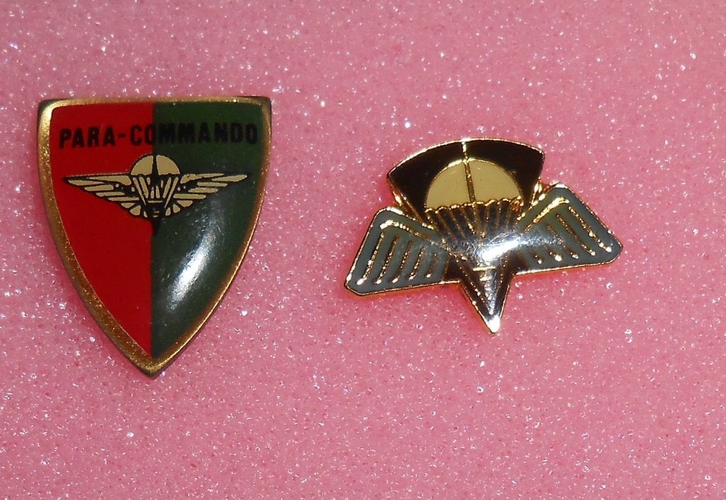 2 Pins / speld van een Belgische oud-paracommando, Ophalen of Verzenden, Luchtmacht, Embleem of Badge