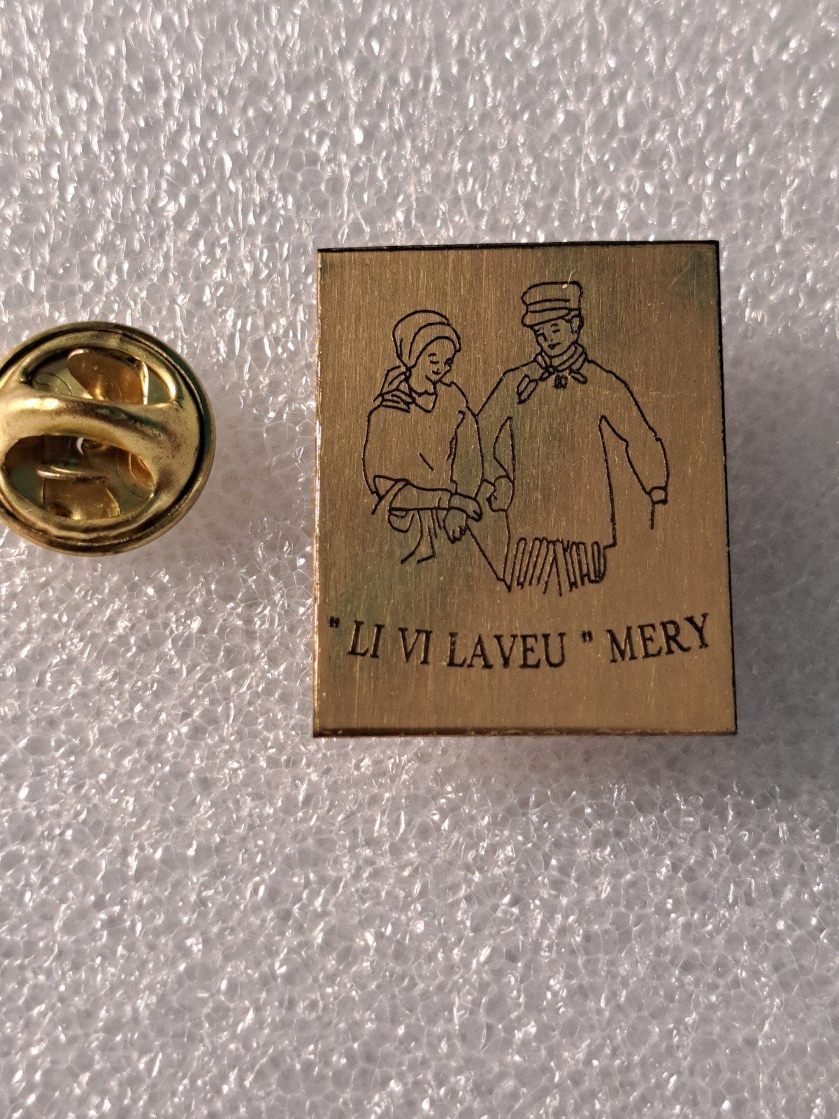 Roze pin's li vi washer mery folklore kurk, Ophalen