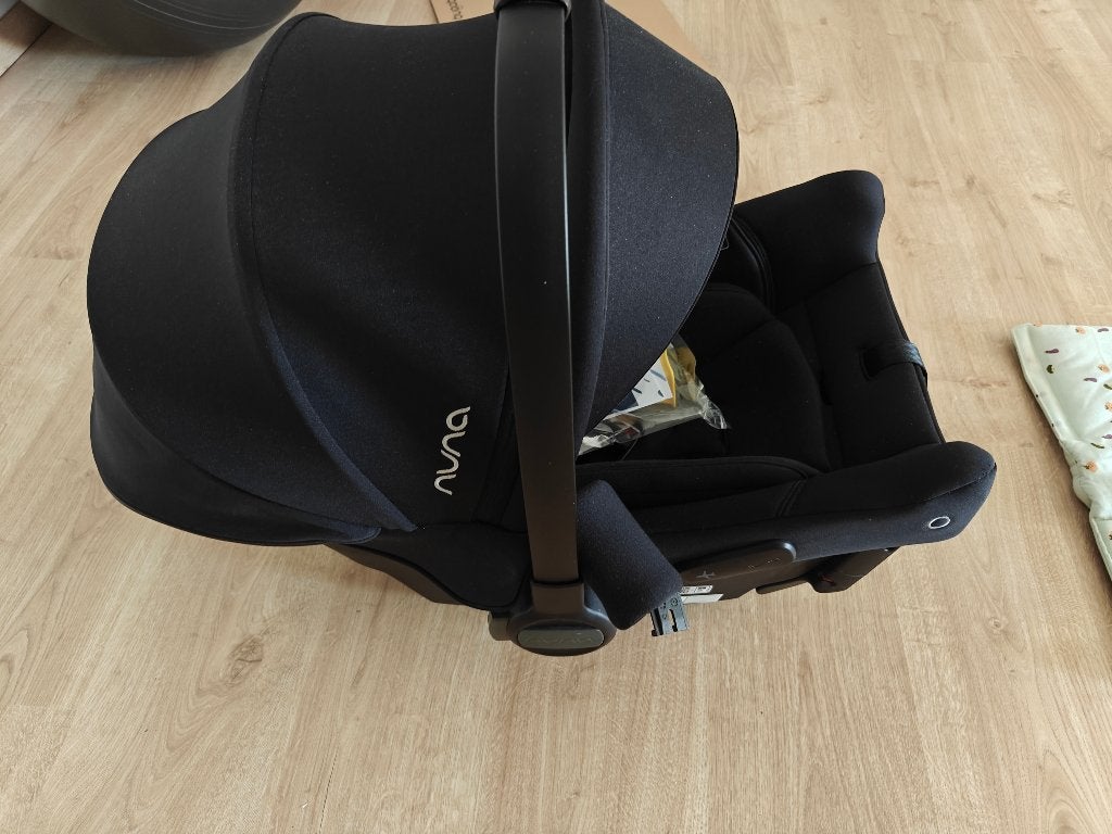 Nuna PIPA urbn + Groene voetenzak, Kinderen en Baby's, Autostoeltjes, Zo goed als nieuw, Isofix, 0 t/m 13 kg, Ophalen