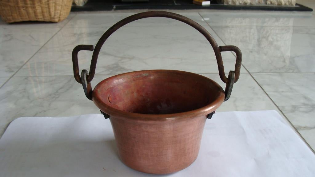 Ancien chaudron poinçonné en cuivre martelée avec anse, Enlèvement ou Envoi, Cuivre
