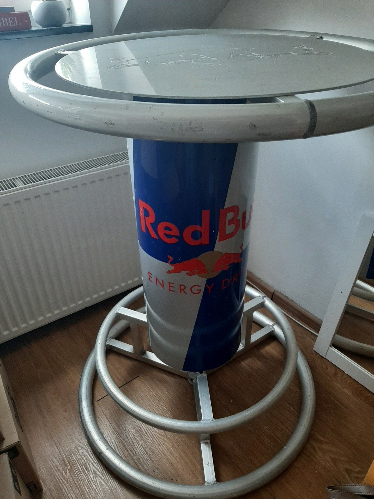 redbull tafel, Ophalen, Gebruikt, Vindet, Minder dan 4 stoelen