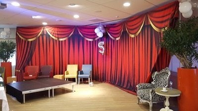NIEUWE THEATERDOEK VLAMWEREND ROOD 3M BREED, 4.5 M HOOG, Ophalen of Verzenden, Nieuw, Licht, Geluidgestuurd