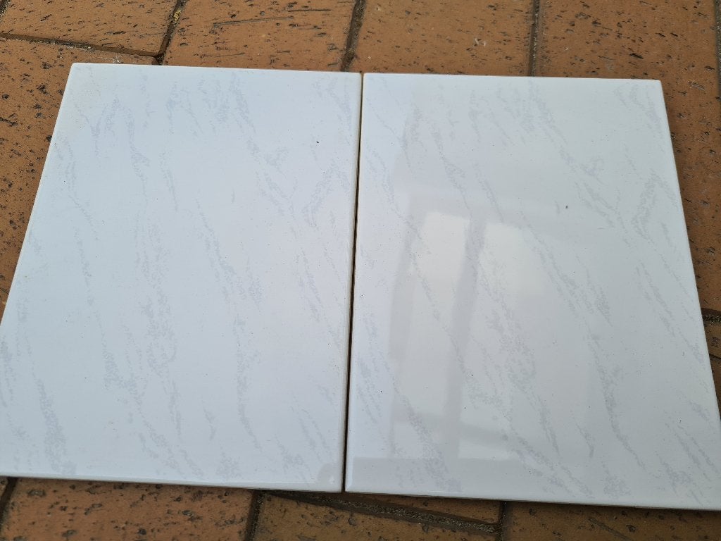 Carrelage salle de bain blanc marbre x 10 - Qui date, Enlèvement, Neuf