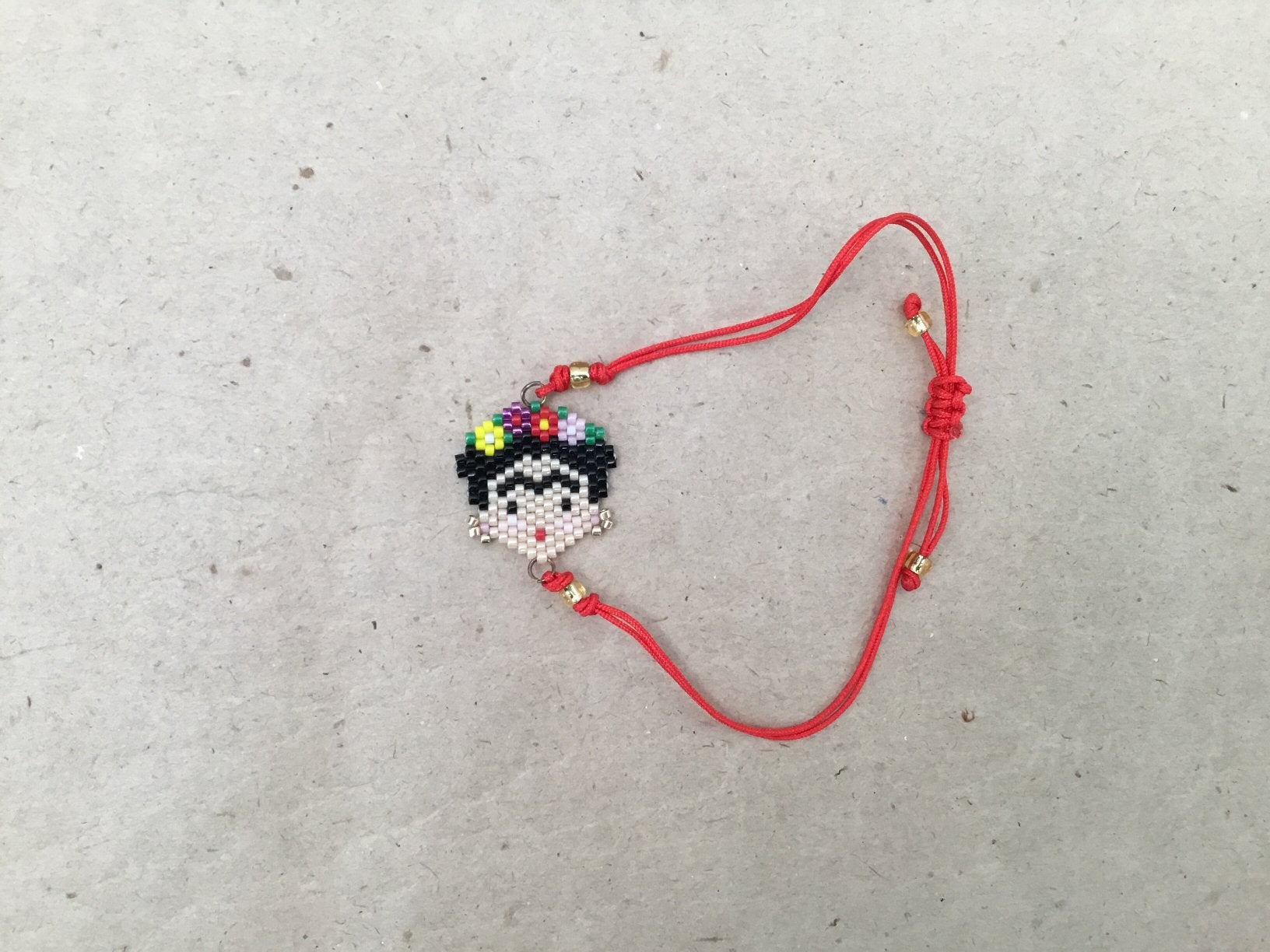 Bracelet ajustable en perles Frida Kahlo, Bijoux, Sacs & Beauté, Bracelets, Enlèvement ou Envoi, Comme neuf, Rouge, Autres matériaux