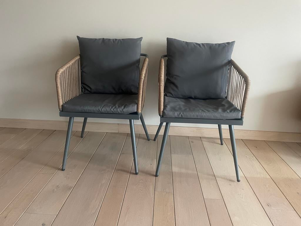 Twee tuintafel/balkon stoelen met grijze frame en kussens, Huis en Inrichting, Ophalen, Zo goed als nieuw, Grijs, Twee