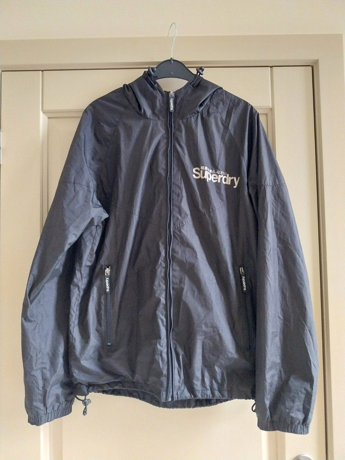 Superdry regenjas maat L, Ophalen, Maat 52/54 (L), Zwart