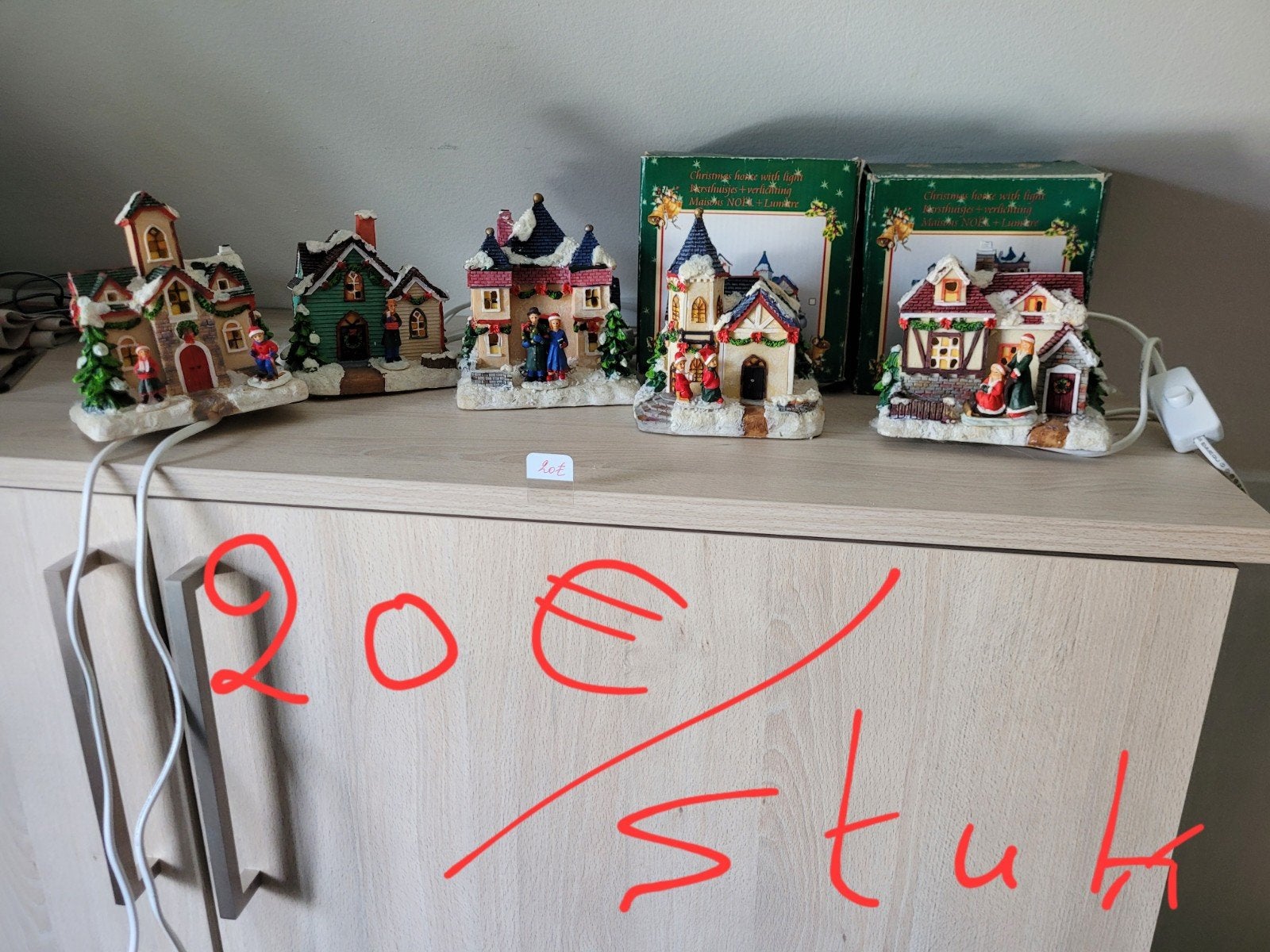 Village de Noël en plastique et église illuminée. L'église m, Enlèvement ou Envoi