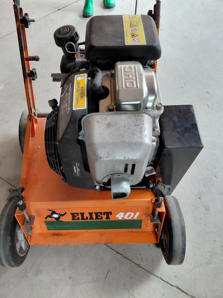 Verticuteermachine eliet 401 te huur, Ophalen, Benzine-grasmaaier, Honda