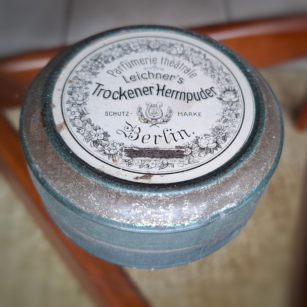 Ancien étain Leichner Berlin Trockener Herrnpuder vers 1900, Collections, Enlèvement ou Envoi, Utilisé, Autre, Autres marques