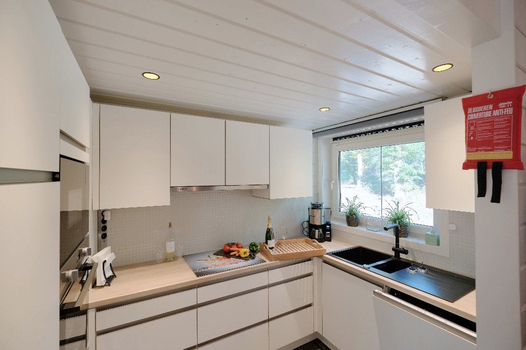 TE KOOP luxe chalet 4 pers. nabij Durbuy, In bos, 2 slaapkamers, Recreatiepark, Afwasmachine