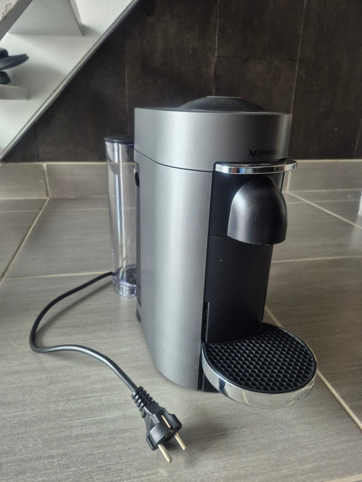 Nespresso Vertuo koffiemachine, Réservoir d'eau amovible, Enlèvement ou Envoi, Dosettes et capsules de café, Comme neuf