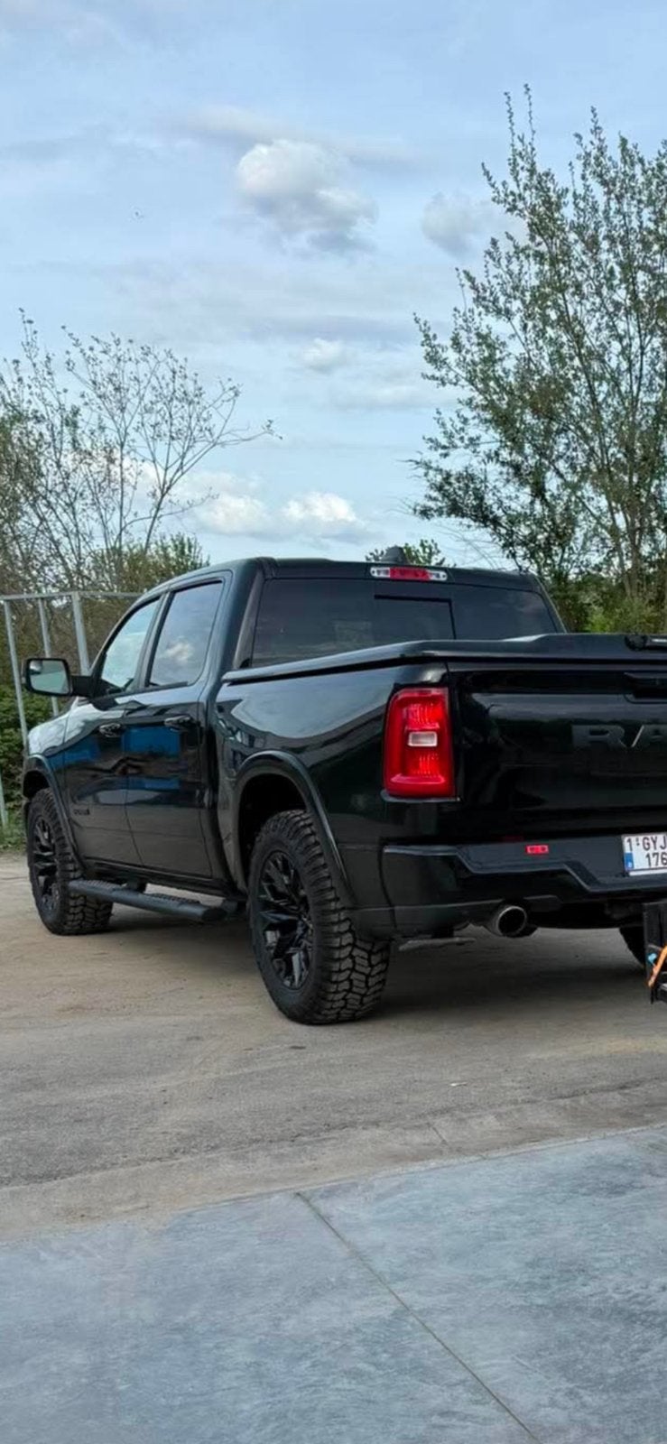 Dodge Ram 1500 Laramie night édition full black, Autos, 315 kW, Cuir et Alcantara, Achat, Euro 6