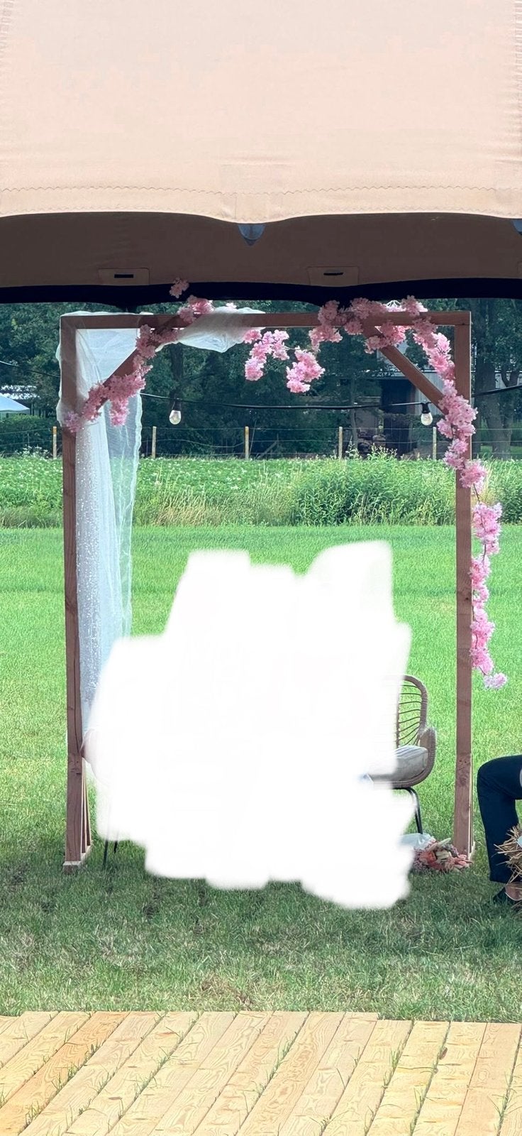 Ceremonieboog (backdrop) met bloemen en glitterdoek, Hobby en Vrije tijd, Feestartikelen | Verhuur, Ophalen, Zo goed als nieuw
