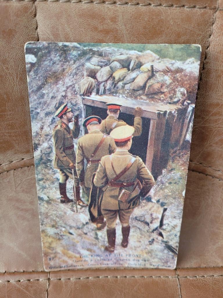 The King at the Front - Outside a captured German dug-out, Ophalen of Verzenden