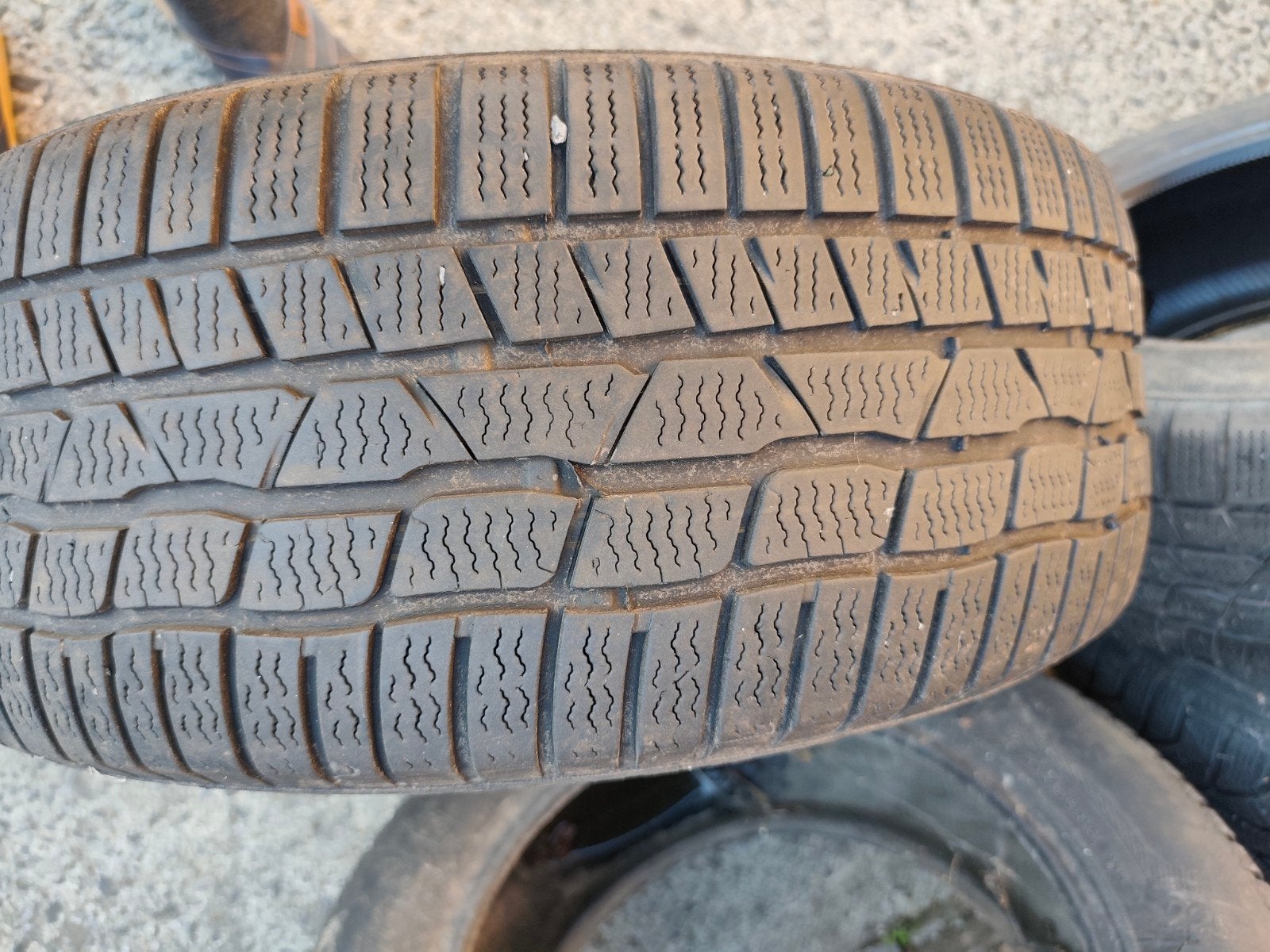 2continental 225/55R16winter 30€.(0497681565), Autos : Pièces & Accessoires, Pneus hiver, 16 pouces, Véhicule de tourisme, Pneu(s)