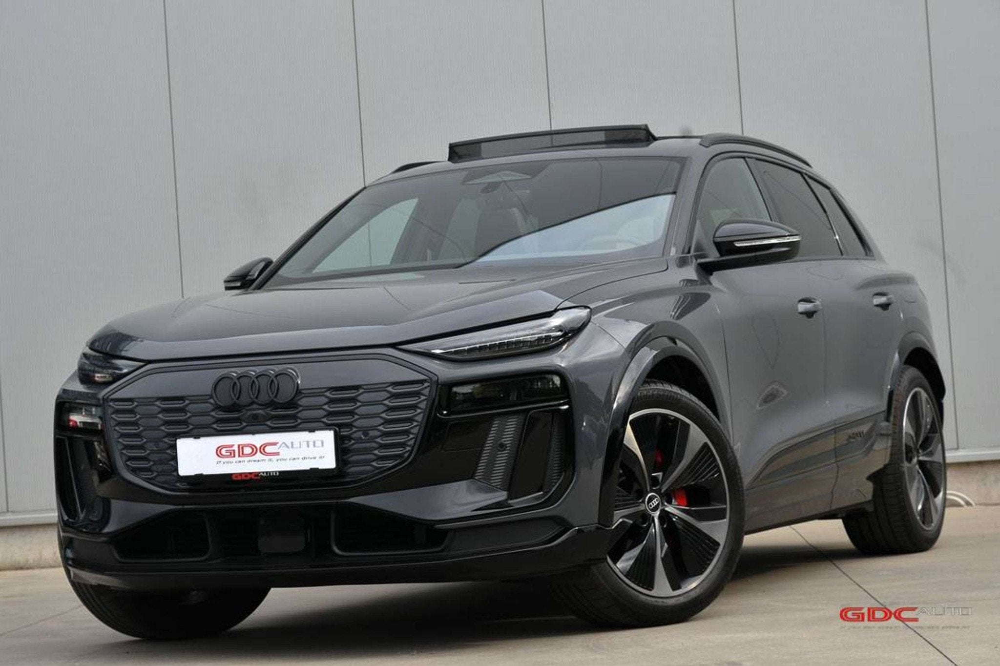 Audi Q6 e-tron Q6 e-Tron Quattro Edition one grey l Pano l L, Automaat, Adaptive Cruise Control, Gebruikt, Zwart