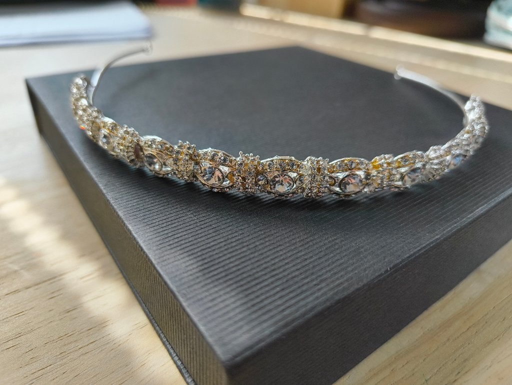 tiara met namaakkristallen – 1x gedragen – zeer mooie staat, Vêtements | Femmes, Chapeaux & Casquettes, Enlèvement ou Envoi, Comme neuf