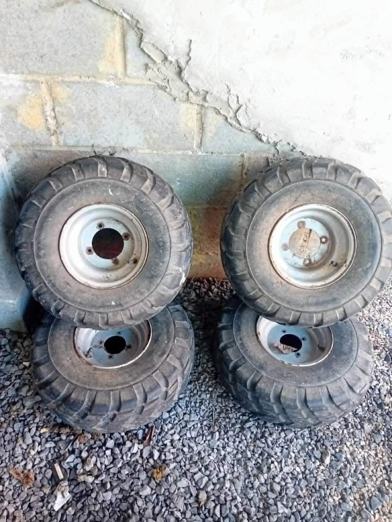 4 Roues Quad 18x9.5-8 - Jantes - Bon état - 200€, Autos : Pièces & Accessoires, Pneus & Jantes, Pneus et Jantes, 4 Saisons, 18 pouces