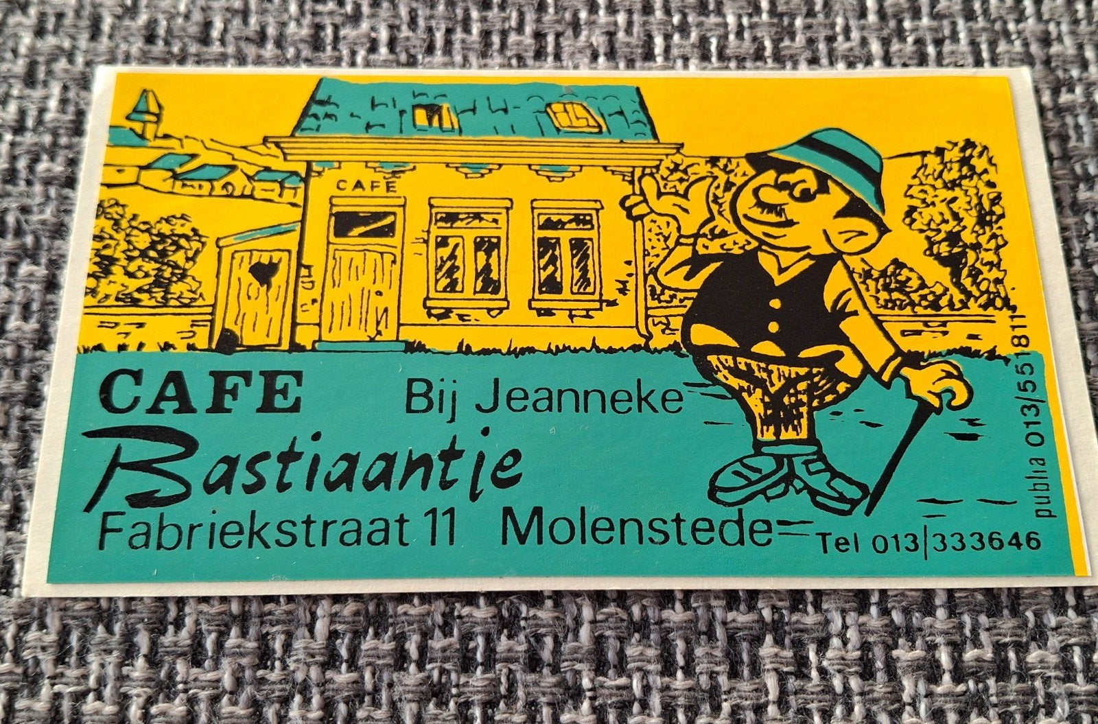 F: café Bastiaantje bij Jeanneke Molenstede strip stripfiguu, Ophalen of Verzenden, Zo goed als nieuw, Bedrijf of Vereniging