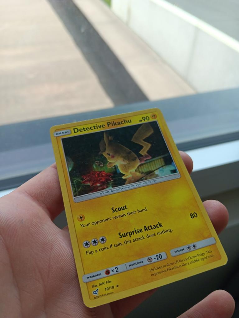 Detective Pikachu pokémon card, Hobby en Vrije tijd, Ophalen of Verzenden, Zo goed als nieuw, Losse kaart, Foil