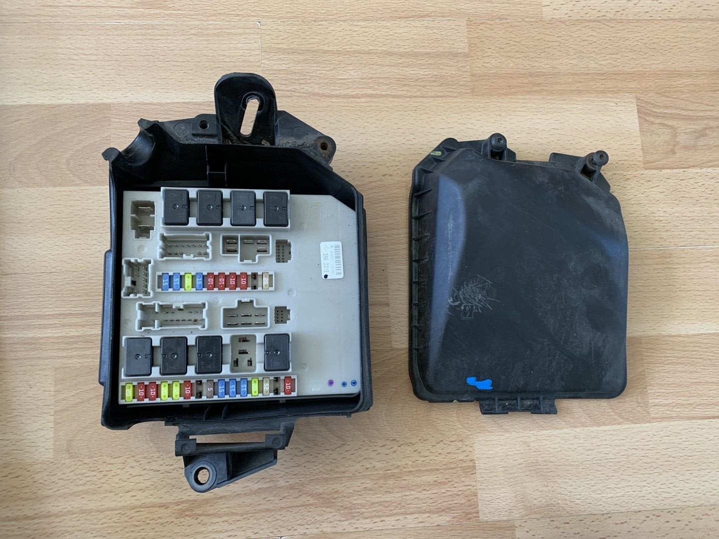 zekeringkast renault clio 3 / modus 8200356231E motorruimte, Renault, -, Utilisé, -