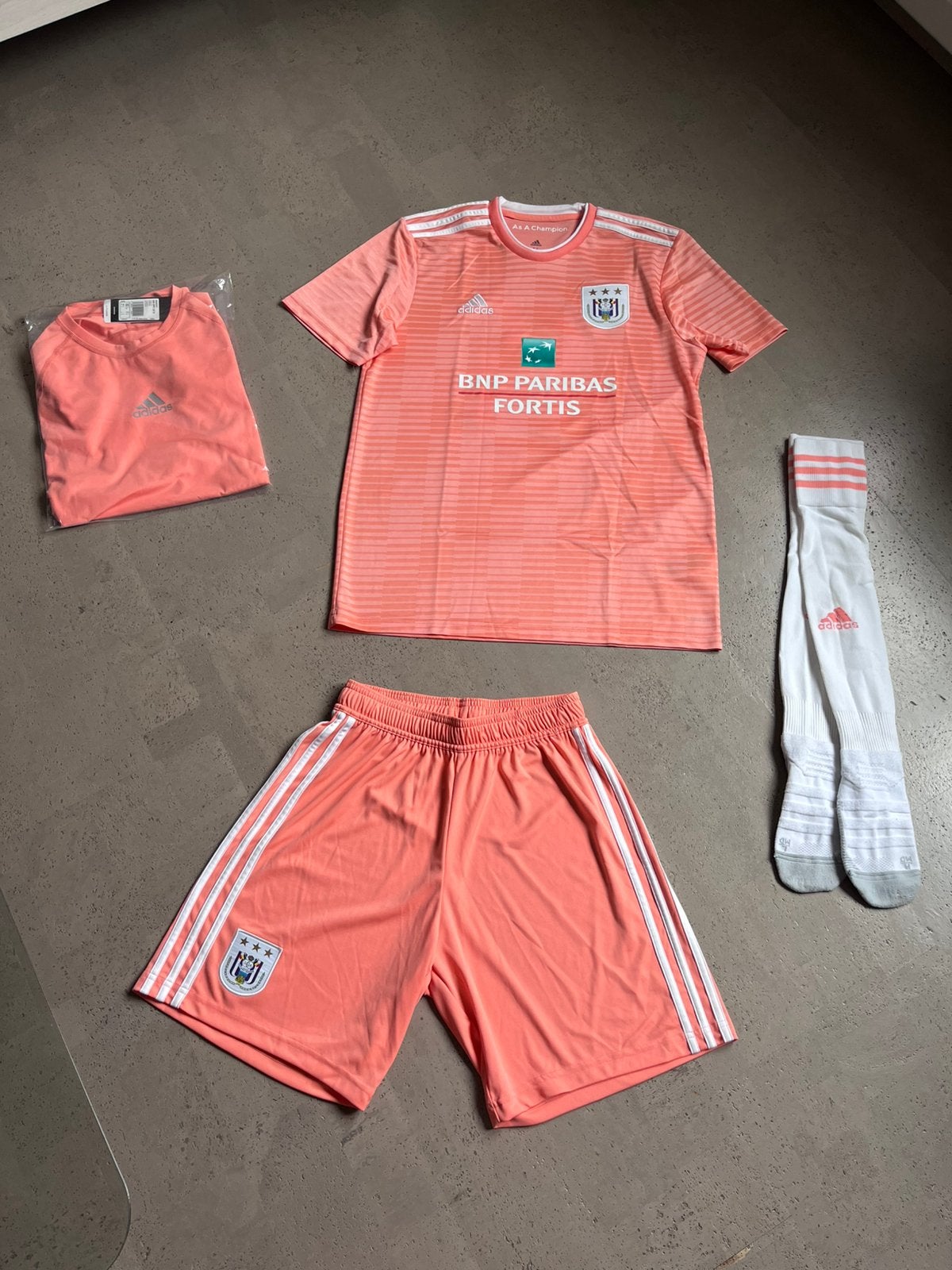 Pakket sportkledij Anderlecht maat S-M, Kleding | Heren, Sportkleding, Ophalen of Verzenden, Zo goed als nieuw, Roze, Voetbal