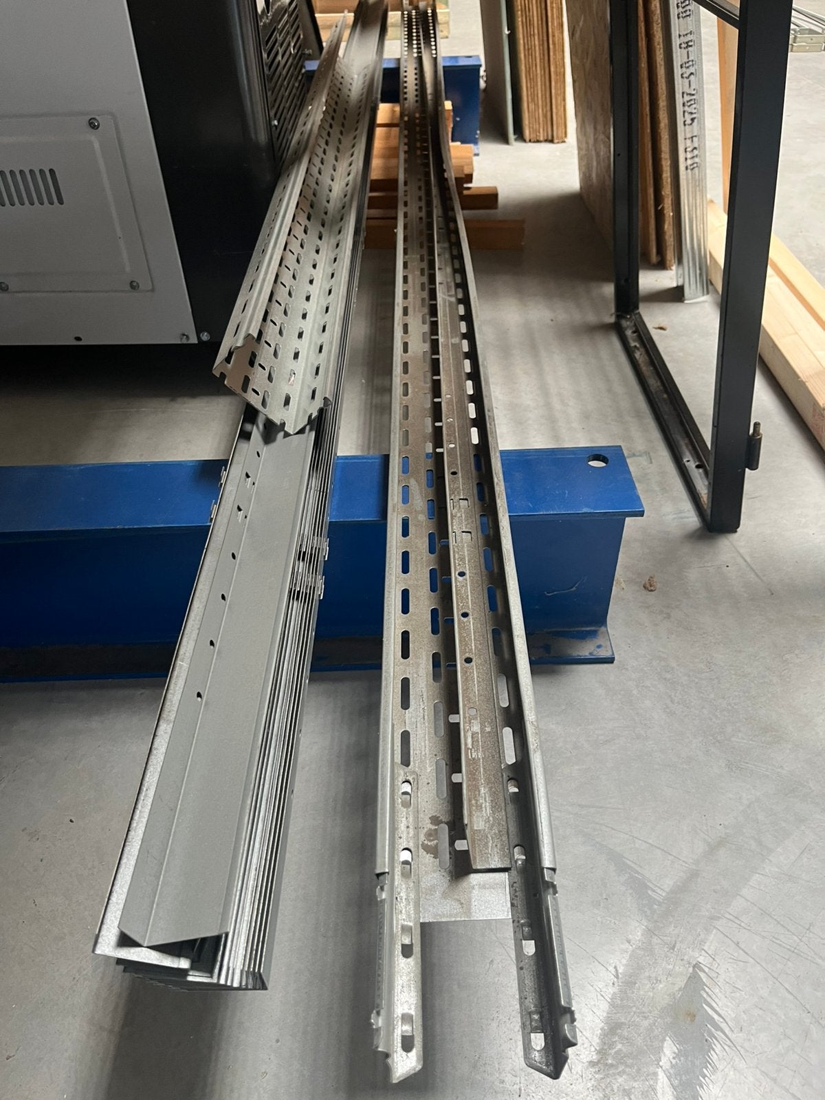 Metalen kabelgoot beugels 100 om op te hangen, Doe-het-zelf en Bouw, Ophalen, Zo goed als nieuw