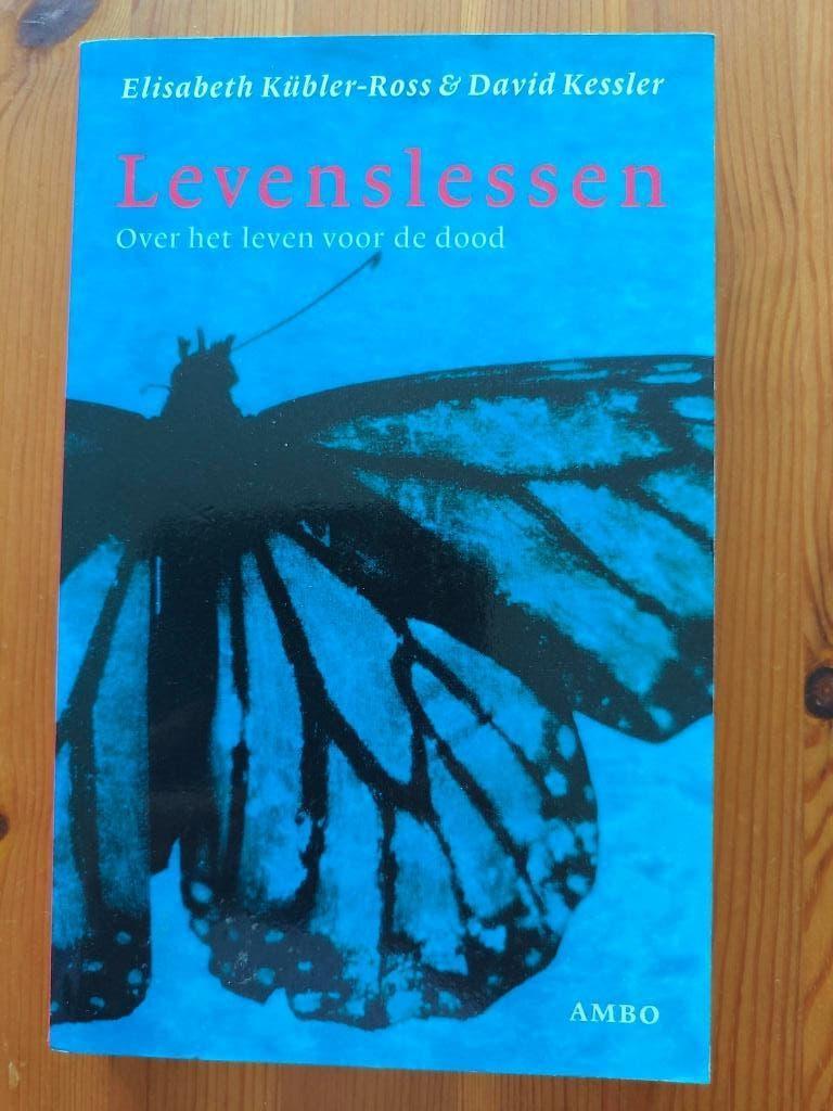 Levenslessen - Elisabeth Kübler-Ross, Ophalen of Verzenden, Zo goed als nieuw, Achtergrond en Informatie