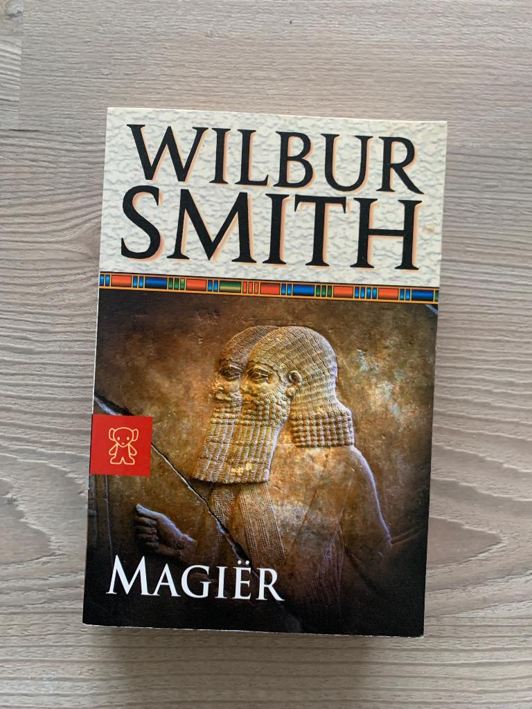 Magiër Wilbur Smith In perfecte staat, Boeken, Ophalen of Verzenden, Gelezen