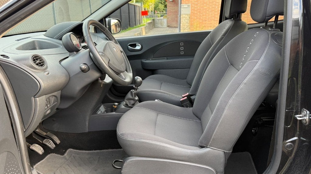 Renault Twingo 1.2i | Sport Uitvoering - Airco | Nette Staat, Auto's, Voorwielaandrijving, Zwart, Zwart, Bedrijf