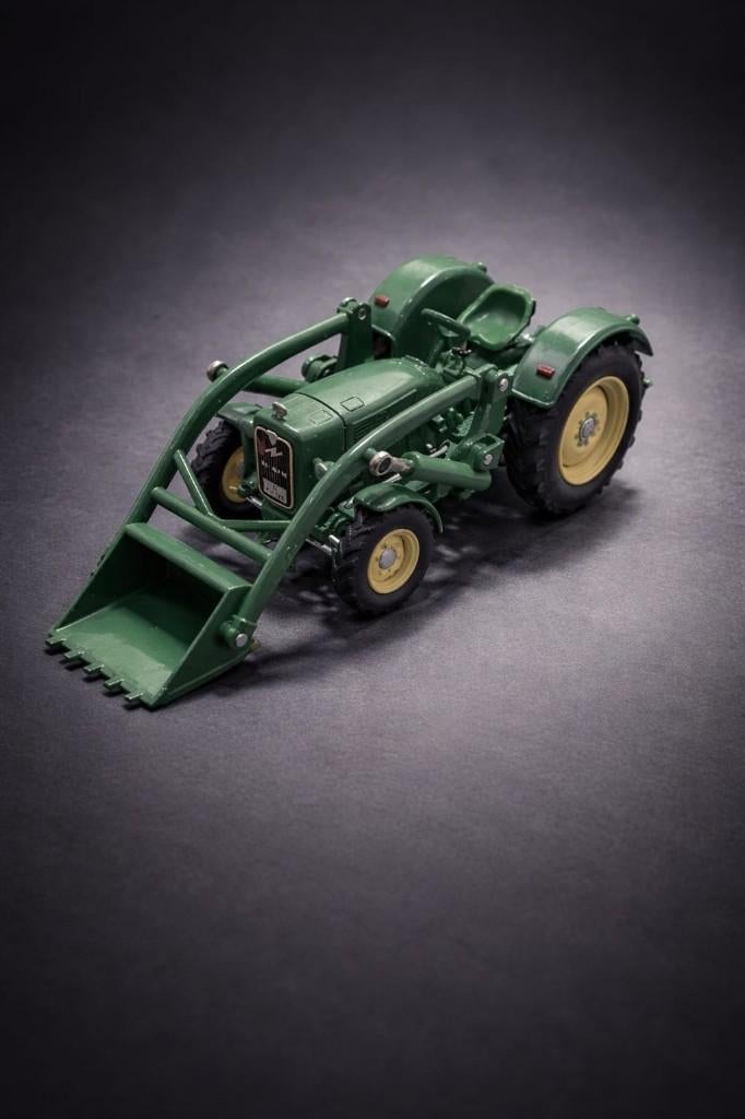 MAN 4R3 miniatuurtractor uitgerust met een voorlader, Hobby en Vrije tijd, Modelauto's | 1:32, Zo goed als nieuw, Tractor of Landbouw