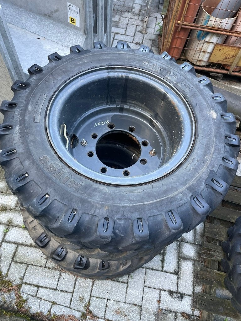 Bandensets 8.25-20 op velg, Auto-onderdelen, Banden en Velgen, Ophalen, Gebruikt, Banden en Velgen
