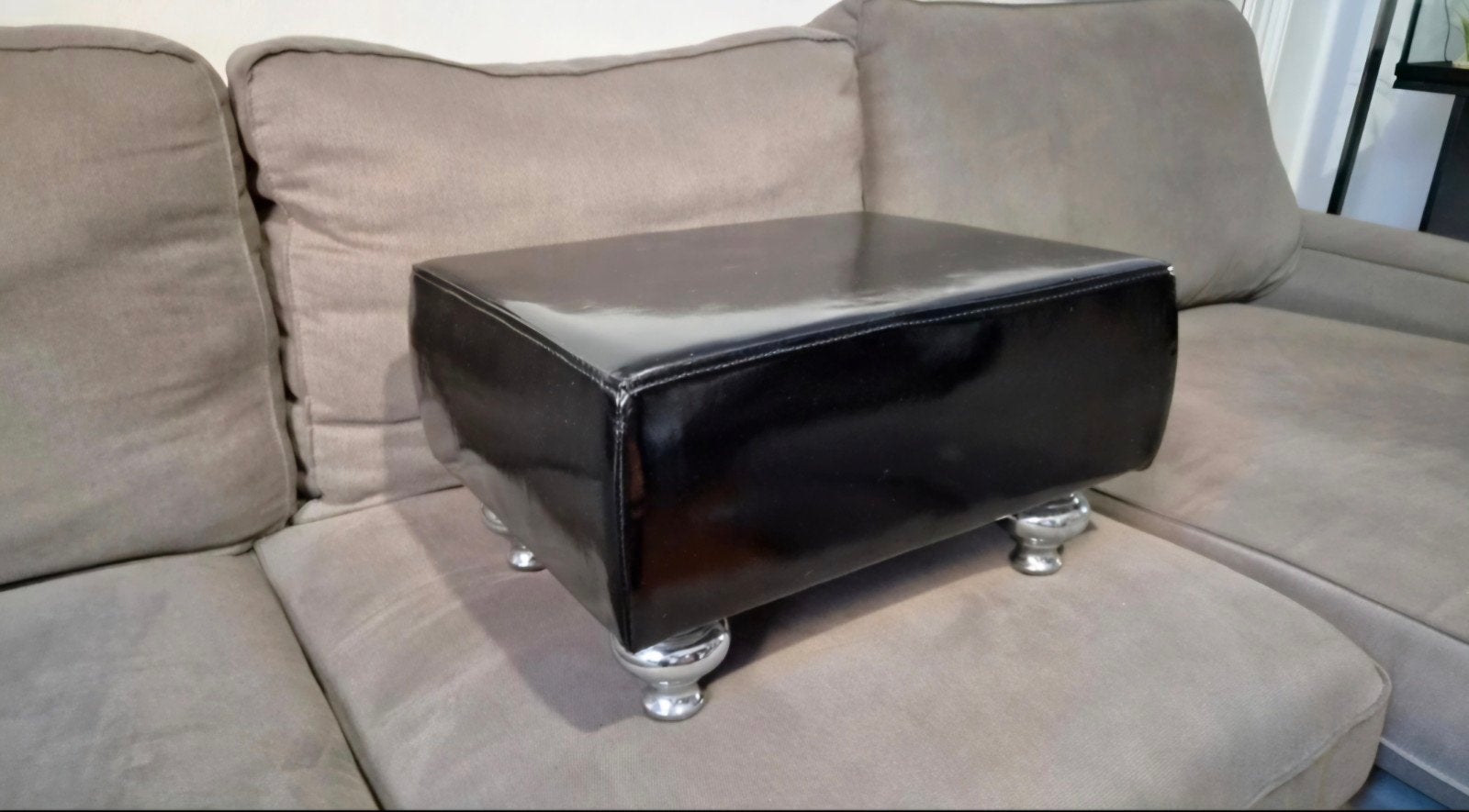2 poufs noirs repose-pieds, Enlèvement