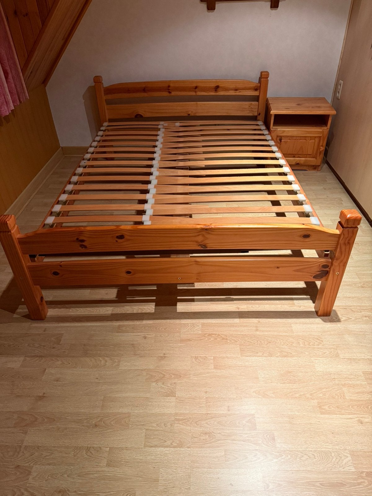 bed met lattembodem en nachtkastje gratis, Huis en Inrichting, Ophalen, Zo goed als nieuw