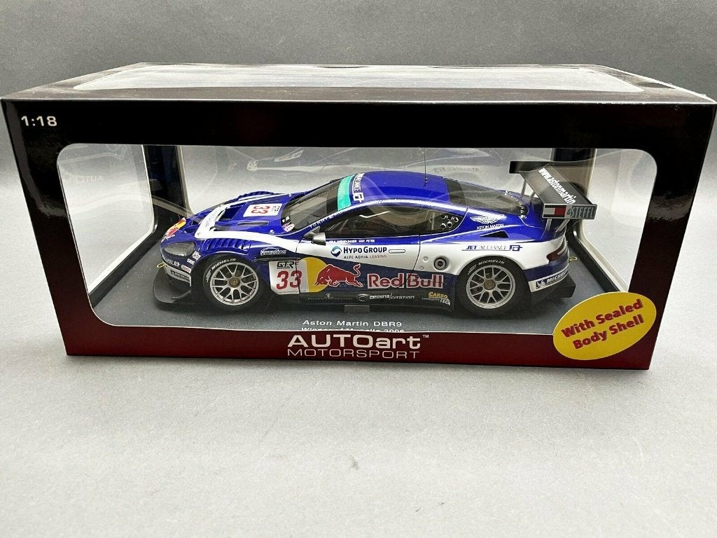 ASTON MARTIN DBR9 Red Bull 2006 #33 1/18 AUTO ART Neuve+Bte, Enlèvement ou Envoi, Neuf, Voiture, Autoart