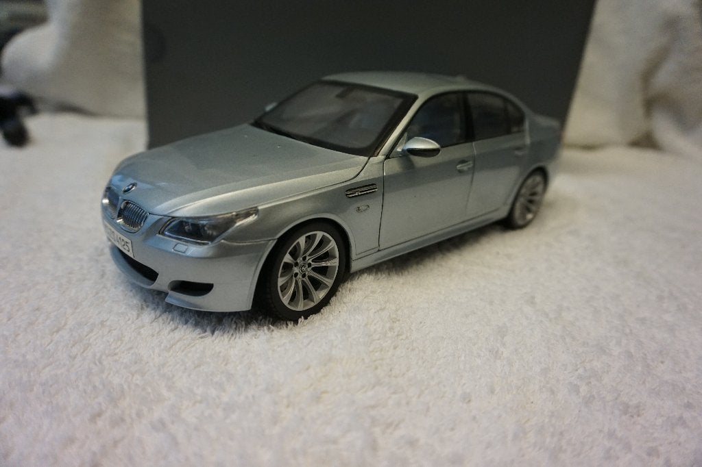BMW E60 M5 SEDAN - Argent 1:18 KYOSHO 80430391747, Enlèvement ou Envoi, Comme neuf, Voiture, Kyosho